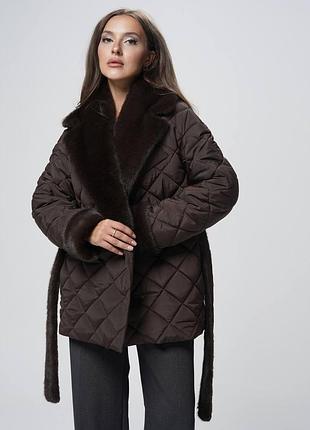 Стьобане пальто з хутряним коміром 
шоколад з норкою
