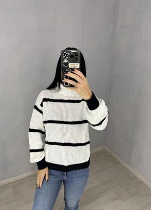 Гарний светр під горло в смужку