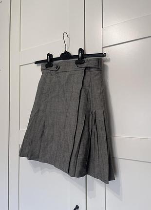 Світло-сіра спідниця на запах в складку