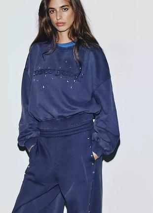 Вареный свитшот с заклепками