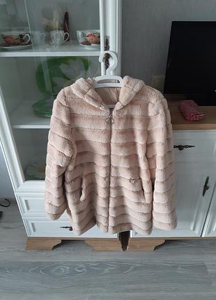 Искусственная шуба персикового цвета