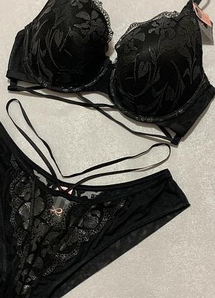 Бюстгальтер від hunkemoller чорний, з вишитими ірисами, розмір 75е (34dd/e) / 80d (36d)