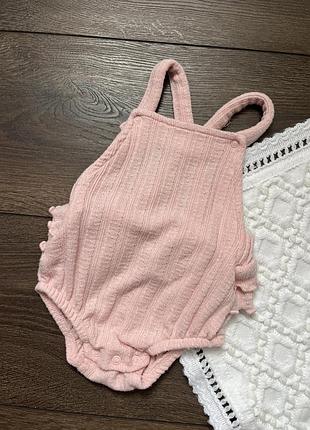 Рожевий  вʼязаний боді комбінезон для дівчинки 0-3 міс 62 см з рюшами оборками на попі ззаді