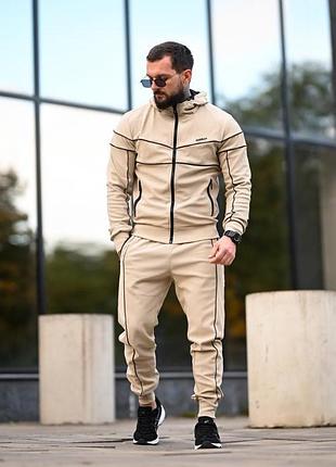 Чоловічий спортивний костюм