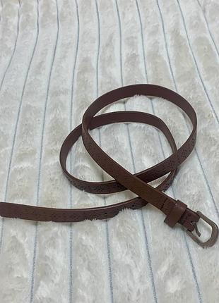 Тонкий коричневий жіночій ремень пояс з геометричною перфорацією