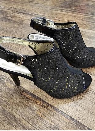 Стильні чорні босоніжки на підборах від anne klein.