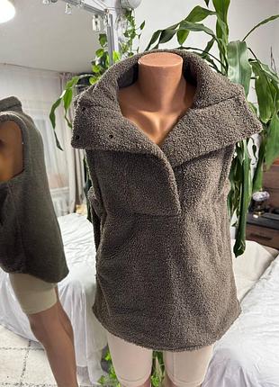 Хутряна жилетка з високим коміром та кищенями