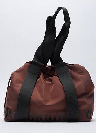 Это сумка-тоут  zara из нейлона с черными ручками.