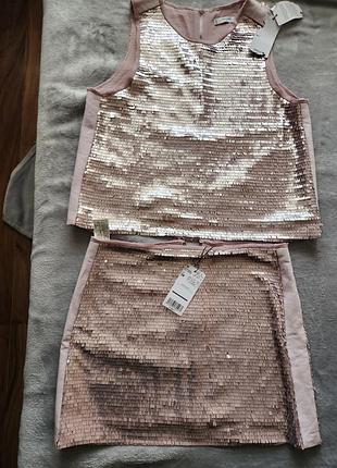 Ніжний, нарядний,  жіночий костюм з пайєтками