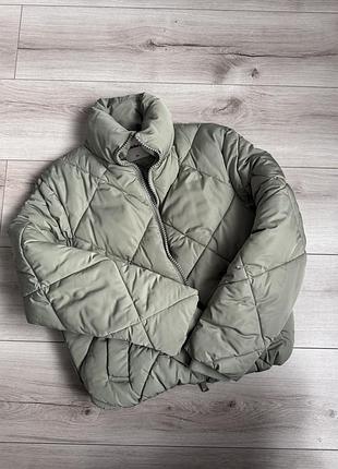 Стильна коротка куртка оливкового кольору