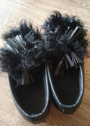 Туфли меховые в середине.
тепоые