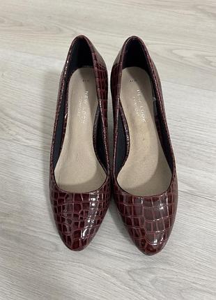 Класичні стильні туфлі new look бордового кольору під шкіру пітона.