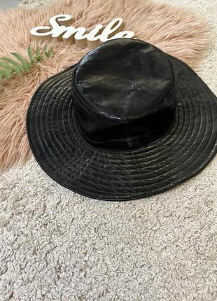 Вініловий капелюх з широкими полями