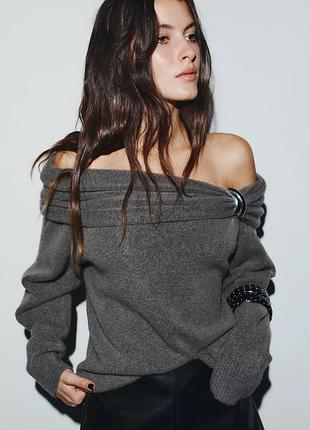 Трикотажный свитер с открытыми плечами и металлической аппликацией