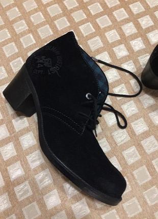 Женские демисезонные черные замшевые ботльоны квадратный каблук 42 размер