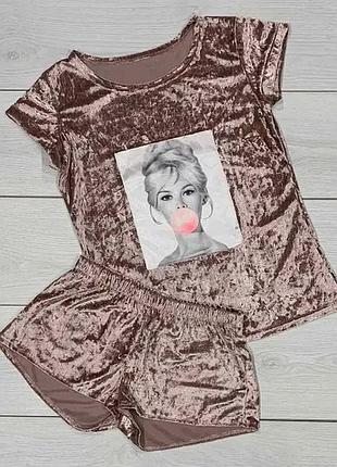 Піжама велюрова або домашній костюм