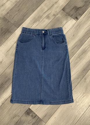 Синя джинсова спідниця довжини міді з еластичним поясом.