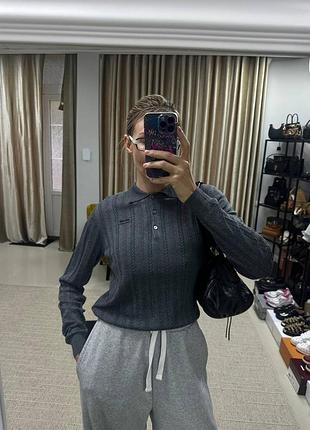 Сірий светр відомого бренду люкс