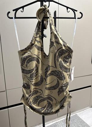 Спортивна майка колір мокко з квітковим принтом, завʼязка на шию