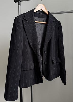 Чорний піджак у смужку