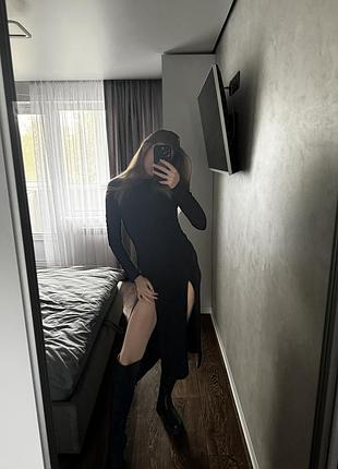 Довга чорна сукня з розрізами в рубчик