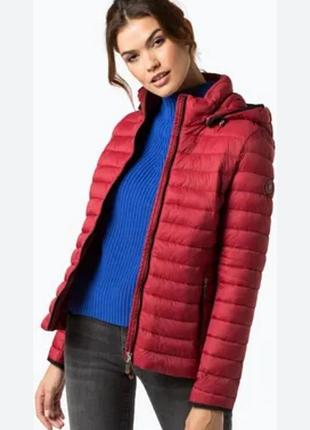 Пуховик стеганый с карманами и капюшоном на молнии  наполнитель натуральный пух .basler