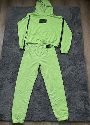 Стильний зелений спортивний костюм із написами