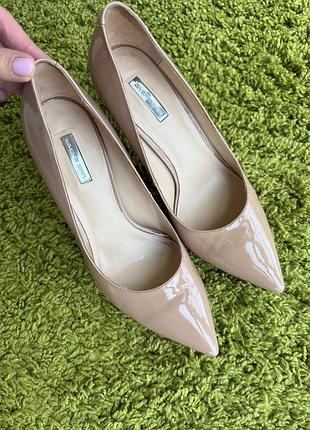 Жіночі базові туфлі бежевого кольору