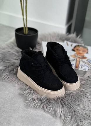 Натуральные замшевые зимние черные ботинки на утолщенной бежевой подошве