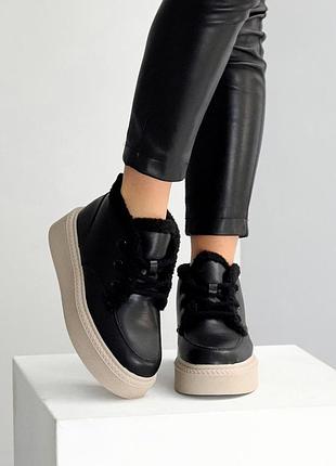 Натуральные кожаные зимние черные ботинки на утолщенной бежевой подошве