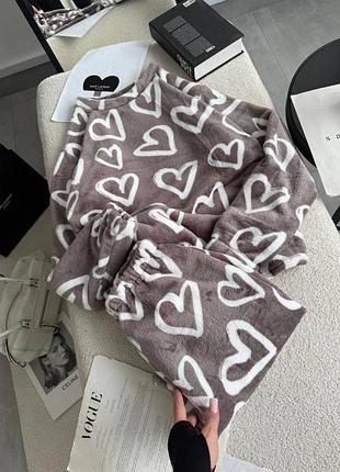 Тепла махрова піжама жіноча двійка кавова (мокко) з білими сердечками 726 кофта та штани
