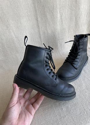 Dr. martens шкіряні чоботи на легкому утеплювачі 21см. розмір 33