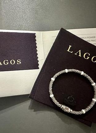 Браслет на зображенні є частиною колекції white caviar, де використовується стерлінгове срібло та гладка біла кераміка для створення дизайну.