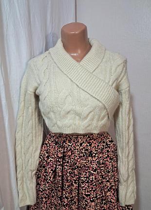 Теплый укороченный женский свитер молочного цвета