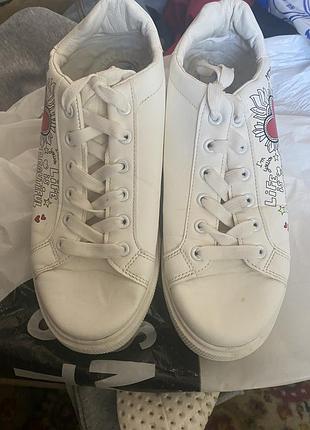 Кросівки жіночі