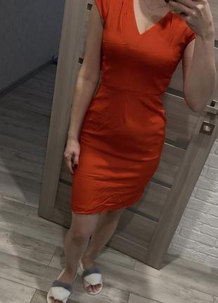 Червона сукня карандаш