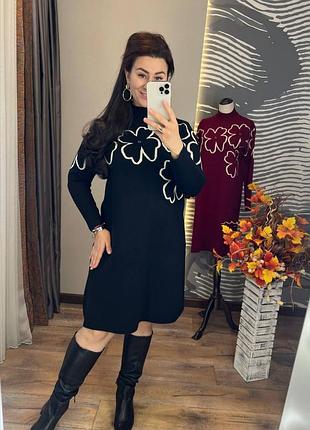 Приємна до тіла сукня вільного крою з м'якого трикотажу з кашеміром в червоному та чорному кольорах