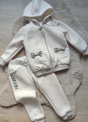 Теплый красивый костюмчик