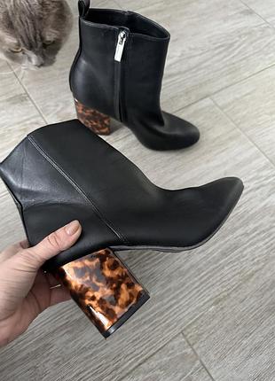 Чорні короткі чоботи