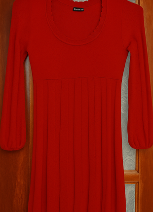 Червоне трикотажне в'язане плаття.