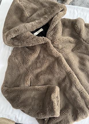 Коричнева шуба з капюшоном