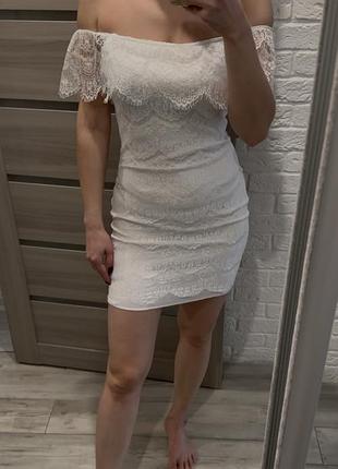 Біла мереживна сукня