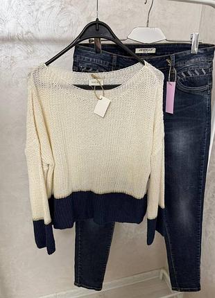 Костюм джинсы скошенные зауженные стрейчевые лосины синие кофта молочная белая вязаная свитер женский