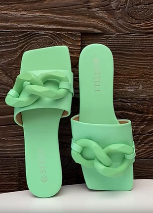 Шльопанці з еко-шкіри