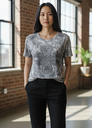 306.ощутимая футболка в принт с декором популярного итальянского бренда max mara