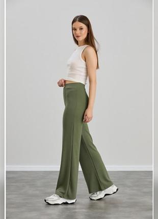 Брюки оливкового цвета