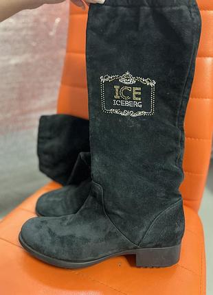 Чорні замшеві чоботи iceberg з логотипом, прикрашеним стразами.