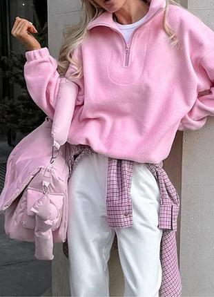 Женская флисовая кофта имеет застежку по вороту 
низ и рукава на резинке