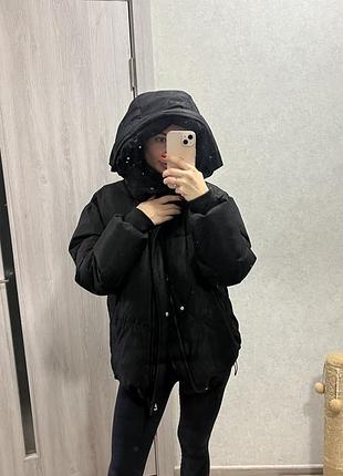 Чорна зимова жіноча куртка