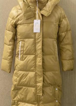 Зимнее женское пальто горчичного цвета